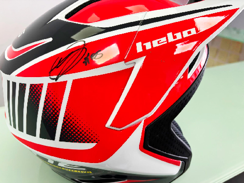 Casco firmado por Aniol Gelabert